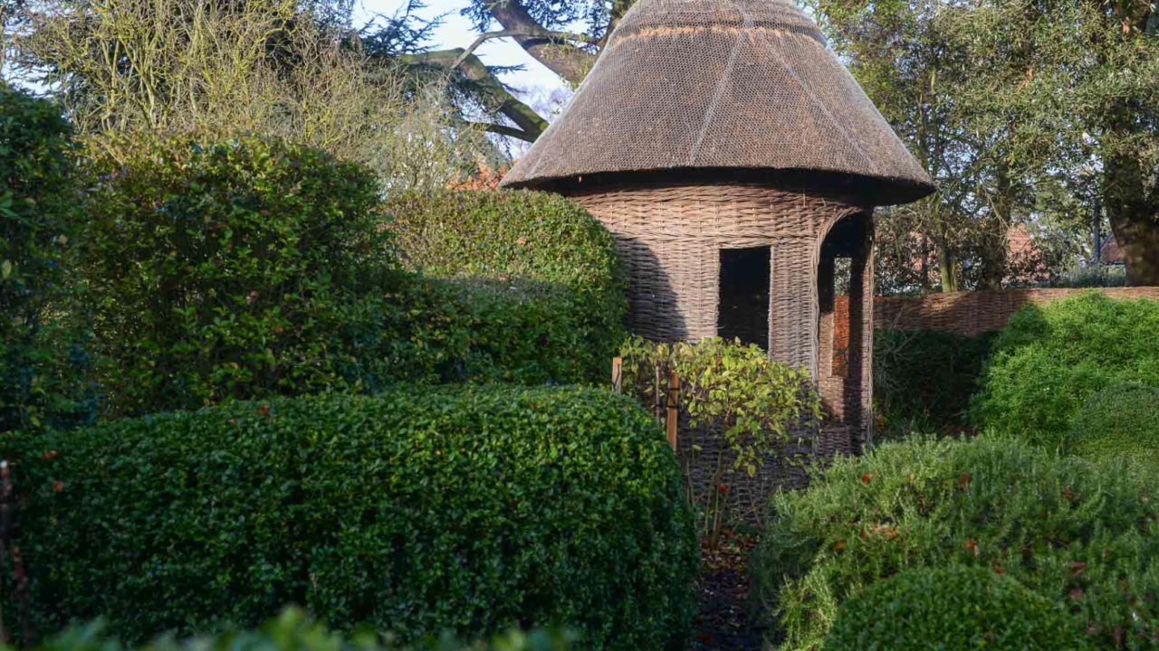 https://www.bramptonwillows.co.uk/wp-content/uploads/2019/12/willow-hut-in-garden.jpg